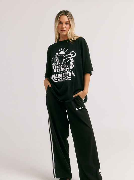 THE VERY OVERSIZED MARGIE TEE - BLACK SABBI

The Very Oversized Margie Tee is the one you throw on when you’re absolutely not doing boring. ??

Think: sun-soaked mornings, salty hair and that first icy margarita. Cut in Sabbi’s very oversized fit, it drapes off the body with that perfectly slouchy, borrowed-from-your-bestie energy. She’s crafted from our signature soft, washed cotton that feels like you’ve already loved her for years. 