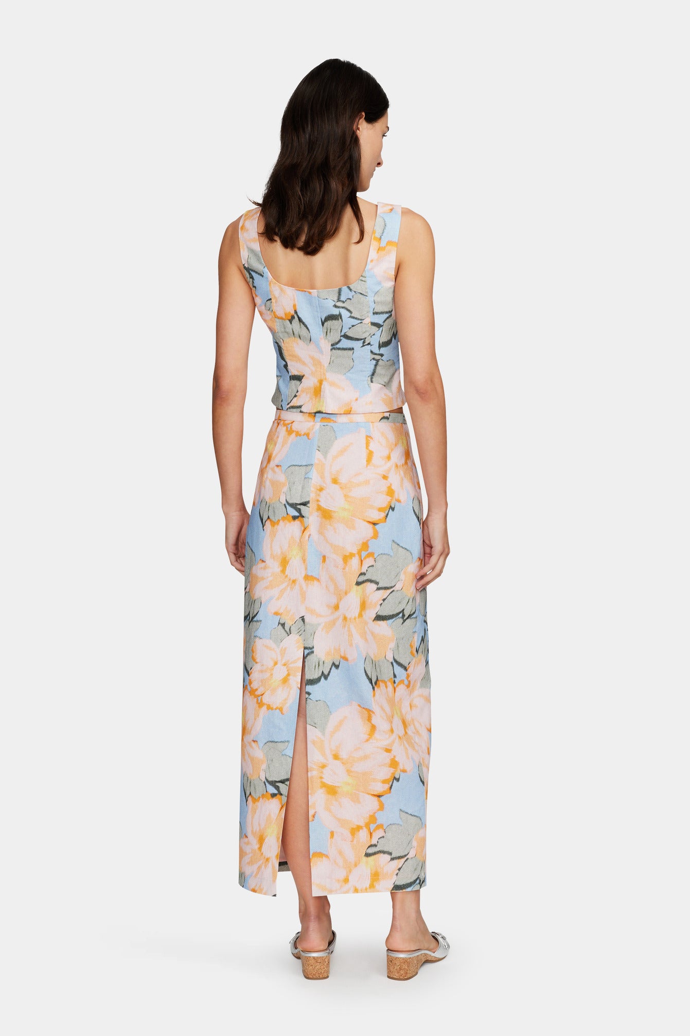 Fresh, floral, and made to turn heads. Your new go-to top just landed.

The Emmy Top in Chambray Floral by Ownley is that effortlessly pretty piece you’ll keep reaching for, whether you're heading out for a relaxed brunch or pulling together a last-minute outfit that still feels put-together. With its soft, feminine floral print and easy, flattering shape, it brings just the right mix of laid-back charm and elevated style.