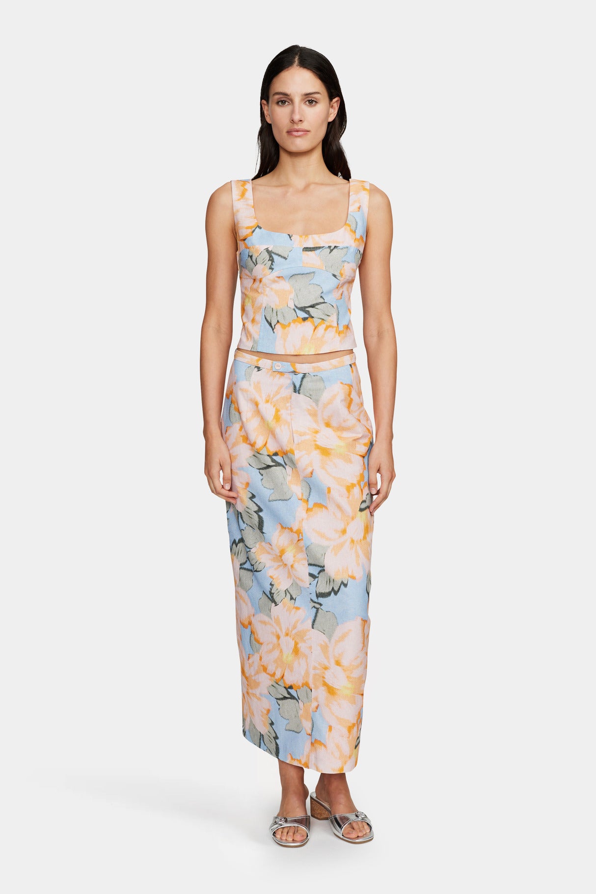 Fresh, floral, and made to turn heads. Your new go-to top just landed.

The Emmy Top in Chambray Floral by Ownley is that effortlessly pretty piece you’ll keep reaching for, whether you're heading out for a relaxed brunch or pulling together a last-minute outfit that still feels put-together. With its soft, feminine floral print and easy, flattering shape, it brings just the right mix of laid-back charm and elevated style.