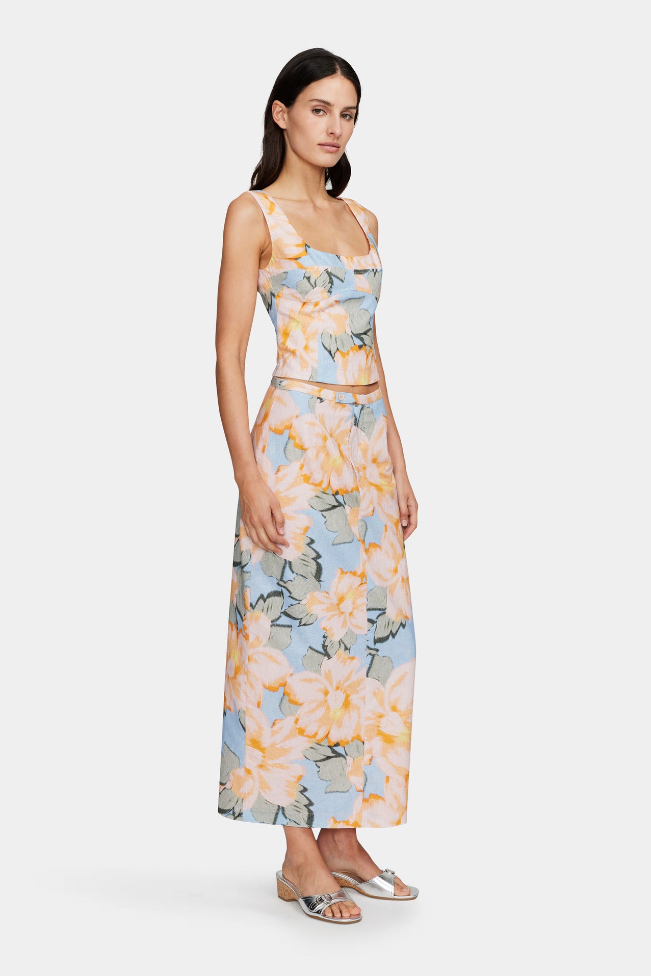 Fresh, floral, and made to turn heads. Your new go-to top just landed.

The Emmy Top in Chambray Floral by Ownley is that effortlessly pretty piece you’ll keep reaching for, whether you're heading out for a relaxed brunch or pulling together a last-minute outfit that still feels put-together. With its soft, feminine floral print and easy, flattering shape, it brings just the right mix of laid-back charm and elevated style.
