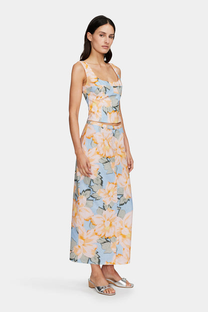 Fresh, floral, and made to turn heads. Your new go-to top just landed.

The Emmy Top in Chambray Floral by Ownley is that effortlessly pretty piece you’ll keep reaching for, whether you're heading out for a relaxed brunch or pulling together a last-minute outfit that still feels put-together. With its soft, feminine floral print and easy, flattering shape, it brings just the right mix of laid-back charm and elevated style.