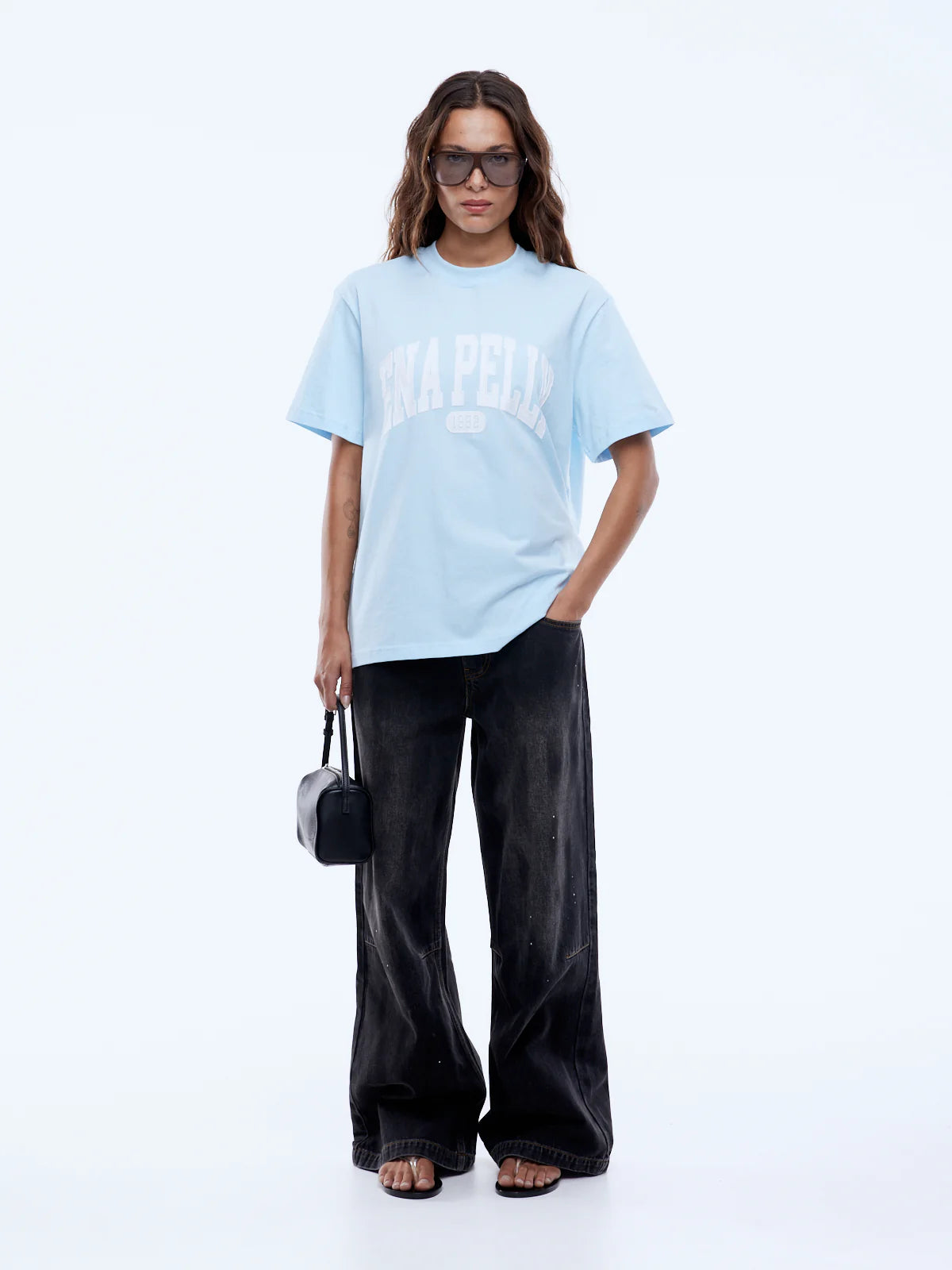 Bold lines. Casual rhythm.

Step up your everyday style with the Ena Pelly Collegiate Tee, where laid-back comfort meets sporty, modern edge. Made from a soft recycled-cotton blend, this tee delivers easy vibes and effortless wear. Perfect paired with jeans, shorts, or your weekend joggers.