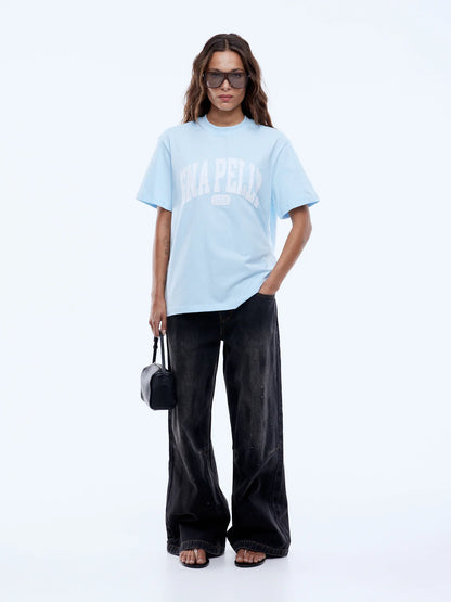 Bold lines. Casual rhythm.

Step up your everyday style with the Ena Pelly Collegiate Tee, where laid-back comfort meets sporty, modern edge. Made from a soft recycled-cotton blend, this tee delivers easy vibes and effortless wear. Perfect paired with jeans, shorts, or your weekend joggers.