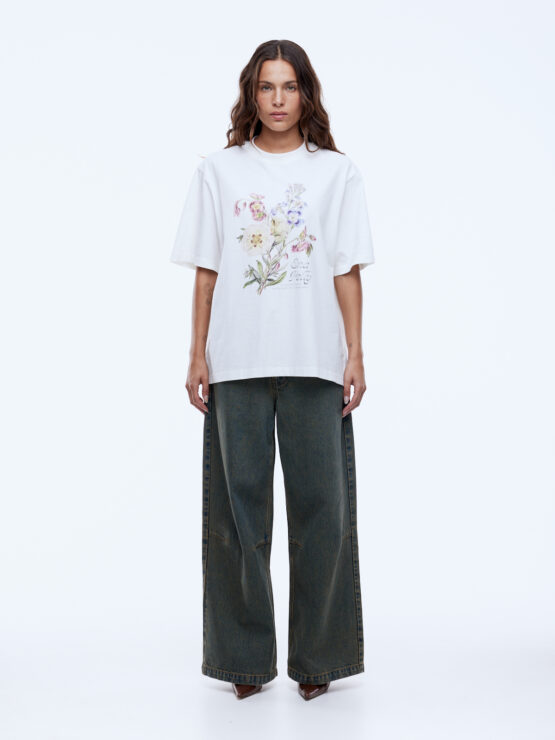 Bold Lines. Effortless Vibes.

The Bouquet Tee from Ena Pelly is your go-to for casual style with a touch of personality. Crafted from soft, breathable cotton jersey in vintage white, this relaxed-fit tee brings comfort and laid-back charm to any outfit.