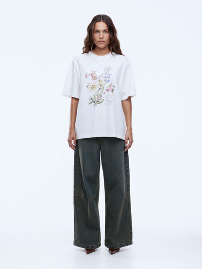 Bold Lines. Effortless Vibes.

The Bouquet Tee from Ena Pelly is your go-to for casual style with a touch of personality. Crafted from soft, breathable cotton jersey in vintage white, this relaxed-fit tee brings comfort and laid-back charm to any outfit.