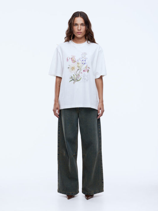 Bold Lines. Effortless Vibes.

The Bouquet Tee from Ena Pelly is your go-to for casual style with a touch of personality. Crafted from soft, breathable cotton jersey in vintage white, this relaxed-fit tee brings comfort and laid-back charm to any outfit.