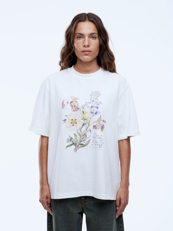 Bold Lines. Effortless Vibes.

The Bouquet Tee from Ena Pelly is your go-to for casual style with a touch of personality. Crafted from soft, breathable cotton jersey in vintage white, this relaxed-fit tee brings comfort and laid-back charm to any outfit.