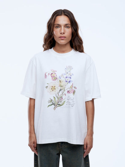 Bold Lines. Effortless Vibes.

The Bouquet Tee from Ena Pelly is your go-to for casual style with a touch of personality. Crafted from soft, breathable cotton jersey in vintage white, this relaxed-fit tee brings comfort and laid-back charm to any outfit.