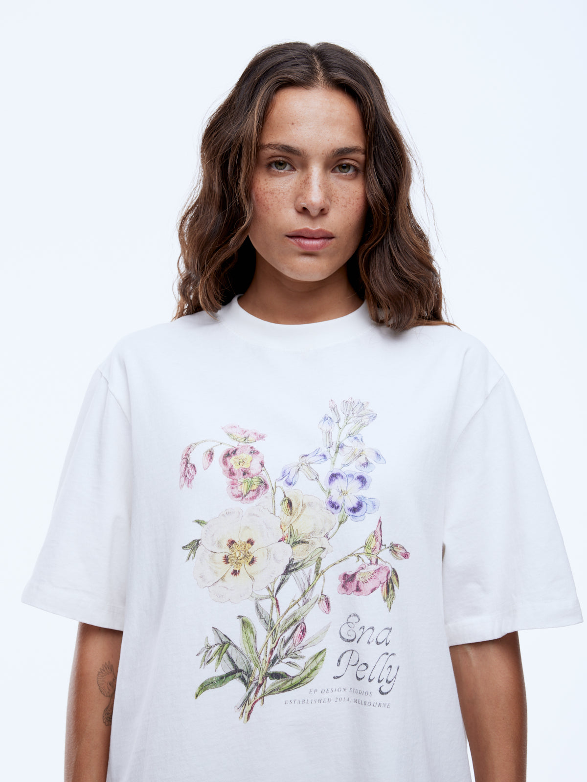 Bold Lines. Effortless Vibes.

The Bouquet Tee from Ena Pelly is your go-to for casual style with a touch of personality. Crafted from soft, breathable cotton jersey in vintage white, this relaxed-fit tee brings comfort and laid-back charm to any outfit.