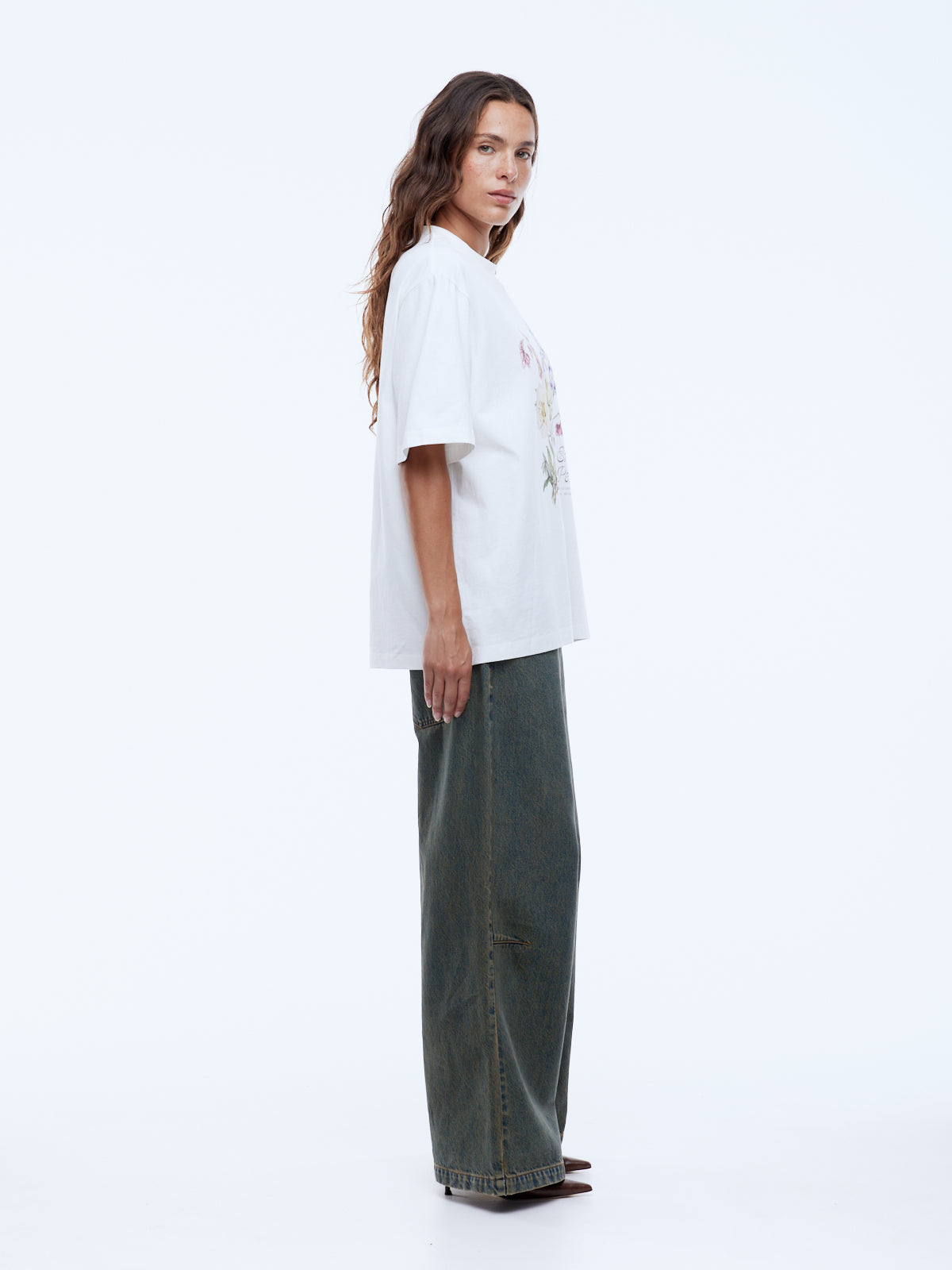 Bold Lines. Effortless Vibes.

The Bouquet Tee from Ena Pelly is your go-to for casual style with a touch of personality. Crafted from soft, breathable cotton jersey in vintage white, this relaxed-fit tee brings comfort and laid-back charm to any outfit.