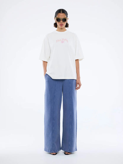 Off-duty ease meets subtle style.

The Ena Pelly Garden Tee is your go-to for relaxed, everyday vibes. Cut in a boxy, oversized silhouette, this tee brings effortless comfort without compromising on style. Crafted from soft cotton jersey, it feels as good as it looks, while delicate floral artwork adds a gentle, feminine touch to a lived-in favourite. The classic crew neckline keeps it simple and versatile, making it perfect for pairing with jeans, skirts, or layered under jackets.