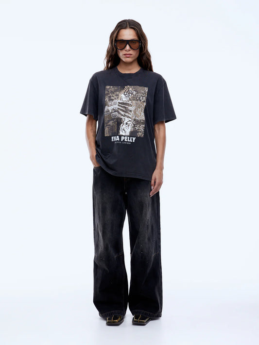Street energy meets everyday ease.

The Ena Pelly Mixed Animal Tee is your go-to for relaxed, street-savvy style with a bold edge. Cut in a boxy, easy-going shape from soft cotton jersey, it’s effortlessly comfortable while giving every outfit an instant lift.