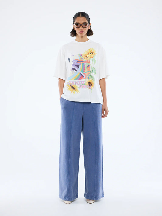 Radiant charm meets effortless style. 

The Sunflower Warp Tee by Ena Pelly is your new everyday mood-lifter. Made from soft cotton jersey, this tee offers an oversized, relaxed fit for ultimate comfort and easy layering. Its vibrant, retro-inspired warp graphic paired with bold sunflower illustrations brings nostalgic energy with a modern twist. The classic crew neckline and lived-in feel make it a go-to for weekend adventures, casual days, or layering under jackets for extra flair.