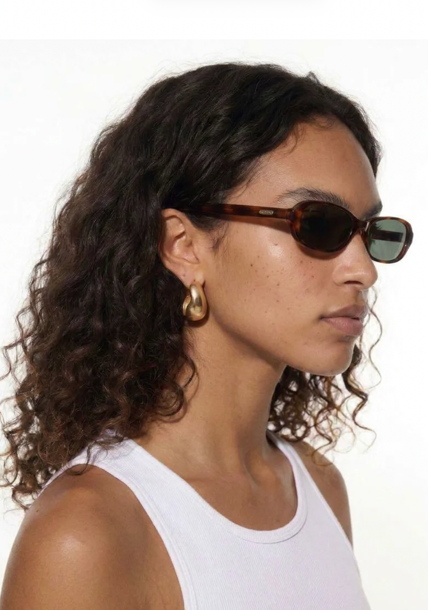 You've seen these on someone cooler. Now they're yours.

Perfect for: standing too close to strangers' conversations and pretending you weren't listening.

 

•     56-17-145, 4 base

•     Translucent tort acetate frame

•     CR39 grey lenses

•     Polarised

•     100% UV protection

•     Silver hardware

•     Best suited to oval and round face shapes

•     Cat.3 lens