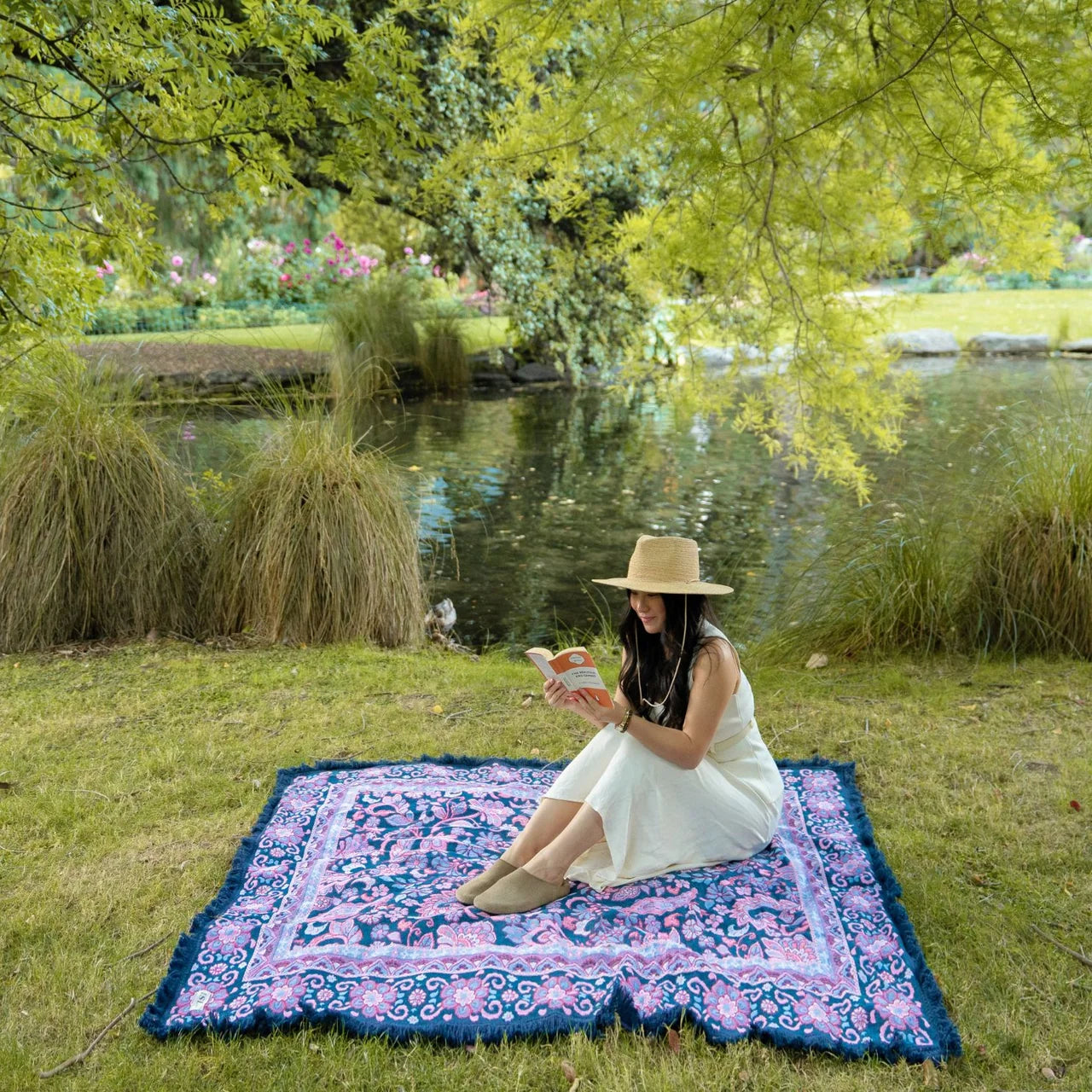 Midnight Picnic Rug - Isla 

Escape into nature with the Midnight picnic rug, our most enchanting design yet. With colours inspired by the magic from dusk until nightfall, this striking rug blends bold paisley florals with intricate botanical detail. Crafted for the moments that matter most: lazy afternoons by the lake, a quiet solo retreat beneath the trees or golden-hour gatherings with friends that last into the night. 

- Made with 100% cotton

- One-colour tassel trim around the rug