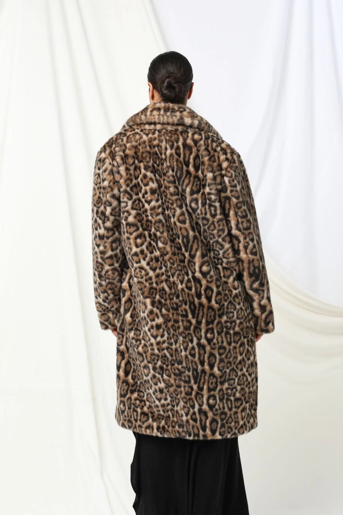 Dee Coat - Kachel

Feel fabulous in the Dee Coat by Kachel - bold, fierce, and ready to elevate any look.

Featuring long sleeves, a classic collared neckline, and sleek snap buttons, this coat brings effortless edge. The striking animal print makes a statement every time - the perfect throw-on to take any outfit up a notch.

Coat
Animal print
Long sleeve
Clasp buttons
Our model is 180 cm (5'11") tall with a 91 cm (35.8") bust, a 74 cm (29") waist, and 102 cm (40.2") hips.

Our model is wearing size 10 AU.
