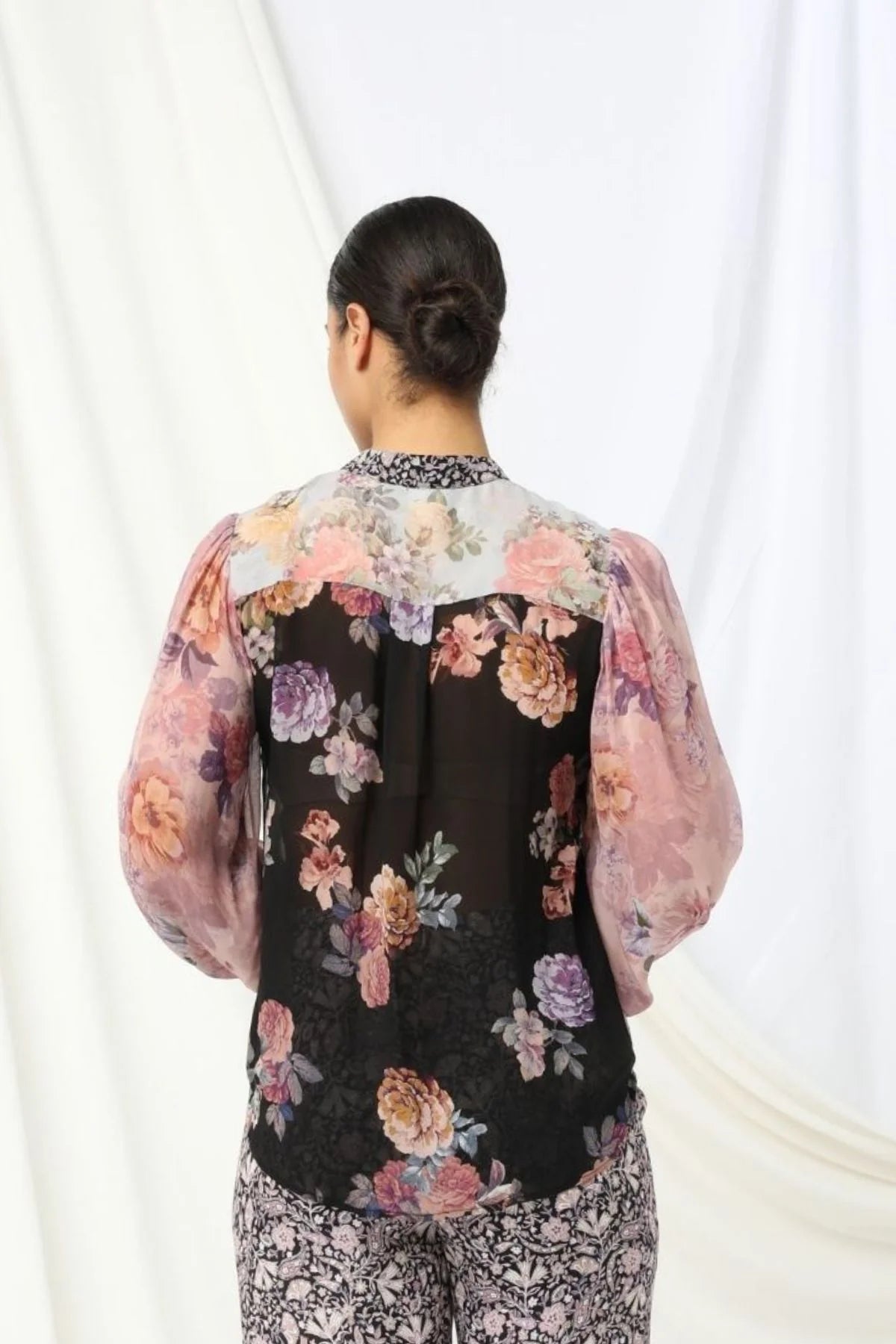 Mackenzie Shirt - Kachel
Meet the Mackenzie Shirt by Kachel - perfectly styled with the Julia Pant for a look that's effortlessly chic.

With its high collar neckline and long puffed sleeves finished with neat cuffs, it's got just the right amount of drama. The delicate floral print adds a lovely feminine touch, making it ideal for everything from workdays to weekend plans. Dress it up or keep it casual - either way, the Mackenzie Shirt brings timeless style with a modern twist.
