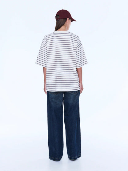 Maeve Relaxed Tee - Ena Pelly 
Everyday Cool. Effortless Edge.
The Maeve Relaxed Tee is cut in an oversized silhouette from soft cotton blend jersey with dropped shoulders and a classic crew neckline. Finished with collegiate-inspired artwork and a contrast Ena Pelly chest print that delivers bold everyday street energy.

Oversized graphic tee
Size down if you prefer a less oversized look
In house graphic artwork
Short sleeves with crew neck and drop shoulder
Model is 176cm and wears size 8
