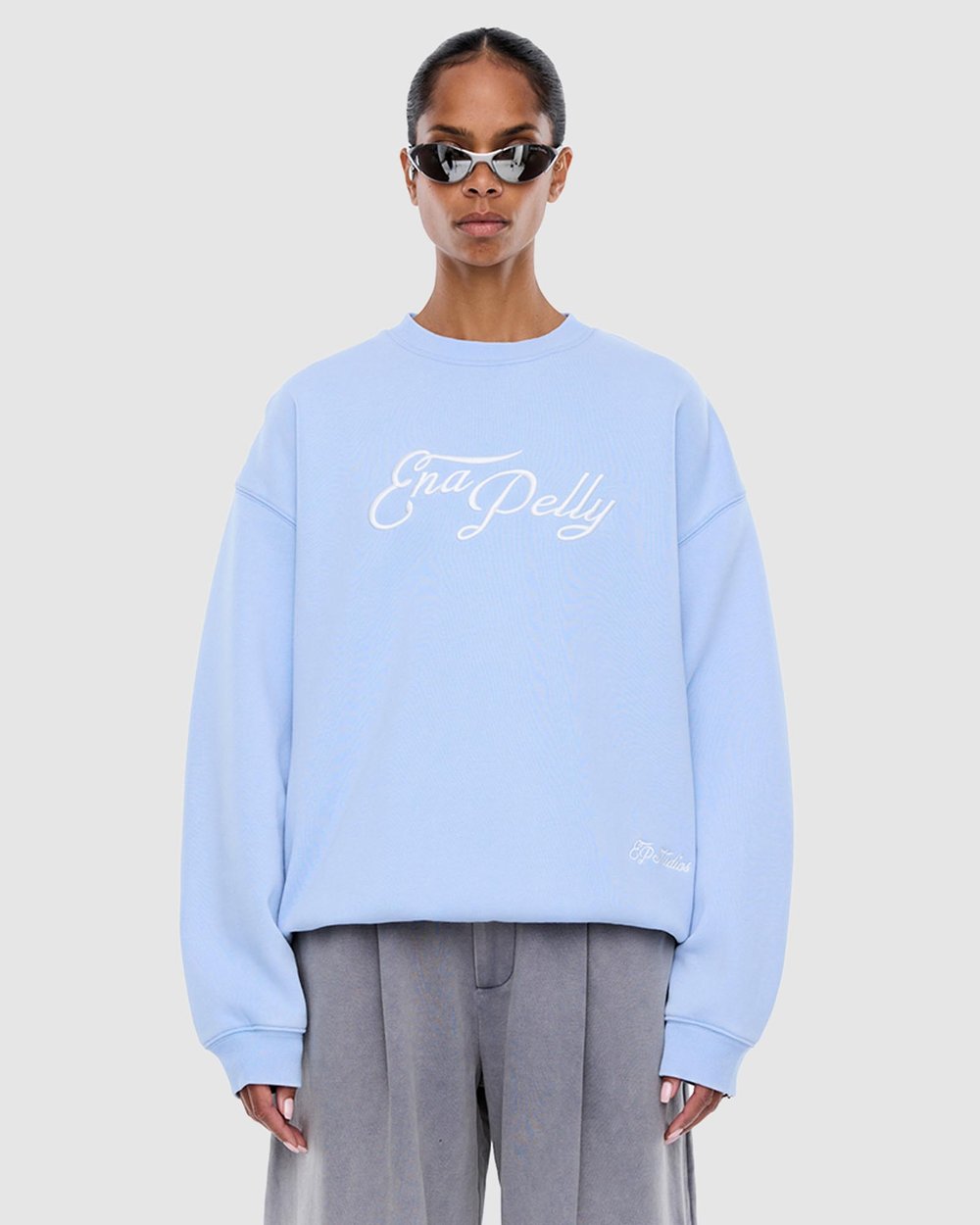 Mila Oversized Sweater Soft Blue - Ena Pelly 
The Mila Oversized Sweater is crafted from brushed cotton-rich fleece in an oversized silhouette with dropped shoulders and a relaxed crew neckline. 

Oversized fit sweater
Brushed fleece fabrication
Dropped shoulders
Ribbed cuffs and neckline
Crew neckline
Oversized fit
Purchase your usual size
Model is 176 cm and wears a size 8
 