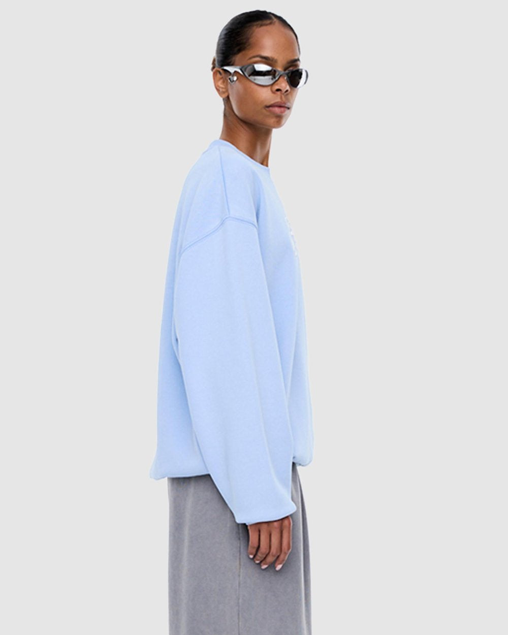 Mila Oversized Sweater Soft Blue - Ena Pelly 
The Mila Oversized Sweater is crafted from brushed cotton-rich fleece in an oversized silhouette with dropped shoulders and a relaxed crew neckline. 

Oversized fit sweater
Brushed fleece fabrication
Dropped shoulders
Ribbed cuffs and neckline
Crew neckline
Oversized fit
Purchase your usual size
Model is 176 cm and wears a size 8
 