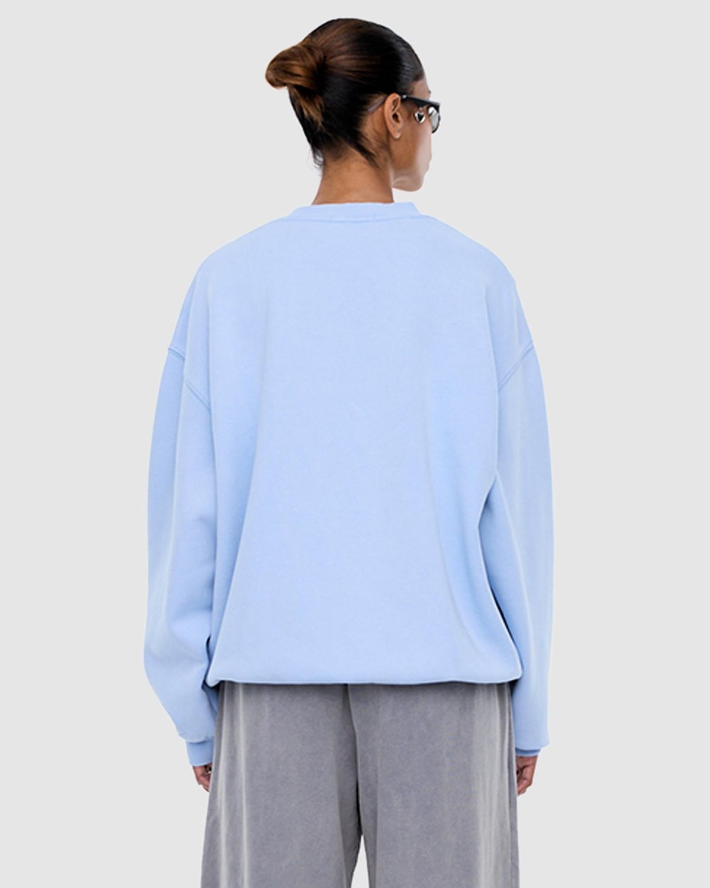 Mila Oversized Sweater Soft Blue - Ena Pelly 
The Mila Oversized Sweater is crafted from brushed cotton-rich fleece in an oversized silhouette with dropped shoulders and a relaxed crew neckline. 

Oversized fit sweater
Brushed fleece fabrication
Dropped shoulders
Ribbed cuffs and neckline
Crew neckline
Oversized fit
Purchase your usual size
Model is 176 cm and wears a size 8
 