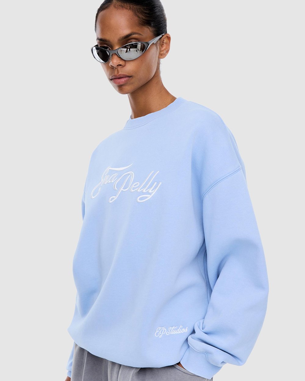 Mila Oversized Sweater Soft Blue - Ena Pelly 
The Mila Oversized Sweater is crafted from brushed cotton-rich fleece in an oversized silhouette with dropped shoulders and a relaxed crew neckline. 

Oversized fit sweater
Brushed fleece fabrication
Dropped shoulders
Ribbed cuffs and neckline
Crew neckline
Oversized fit
Purchase your usual size
Model is 176 cm and wears a size 8
 