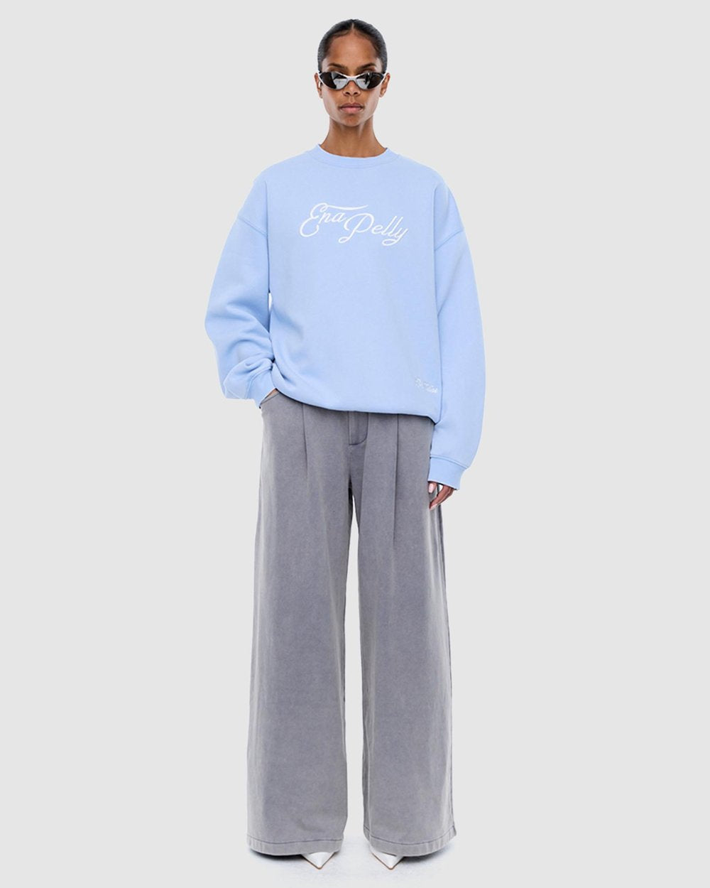 Mila Oversized Sweater Soft Blue - Ena Pelly 
The Mila Oversized Sweater is crafted from brushed cotton-rich fleece in an oversized silhouette with dropped shoulders and a relaxed crew neckline. 

Oversized fit sweater
Brushed fleece fabrication
Dropped shoulders
Ribbed cuffs and neckline
Crew neckline
Oversized fit
Purchase your usual size
Model is 176 cm and wears a size 8
 