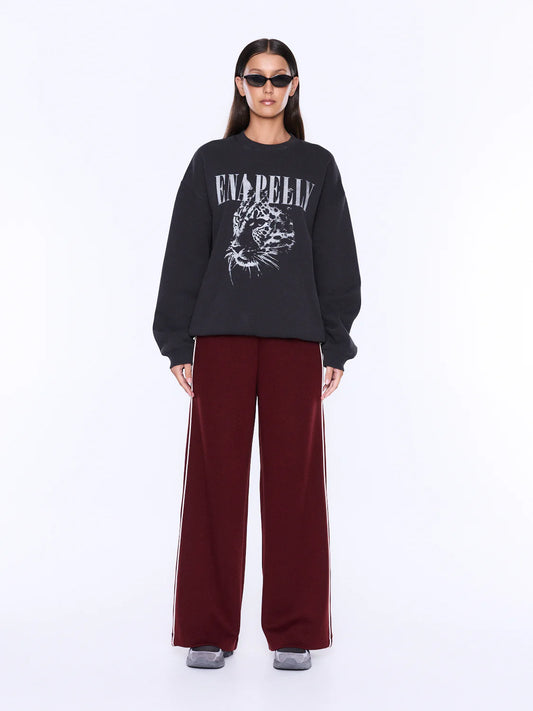 Mila Oversized Sweater Cheetah - Ena Pelly

Graphic Attitude. Relaxed Fit. The Mila Oversized Sweater is cut from cotton and polyester brushed fleece with an oversized silhouette that embodies relaxed comfort. Finished with an exclusive animal-inspired graphic in a semi-plastisol print, while dropped shoulders and ribbed trims enhance its effortless street-inspired mood.

Oversized fit sweater
Purchase your usual size
Brushed fleece
Drop shoulder 
Rib cuff and neckline
Crew neckline
