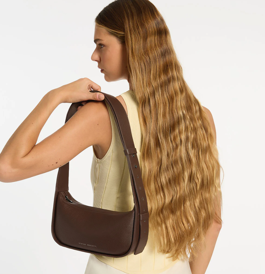 Haven Bag - Cocoa - Status Anxiety 

Versatile, elevated, and effortless. Wear 'Haven' over the shoulder or crossbody with her adjustable strap – whatever the day calls for.

Soft shrunken pebble leather
Internal zipper pocket, and two open pouch pockets
Zipper close
Custom Status Anxiety lining
Comes in a Status Anxiety branded drawstring bag