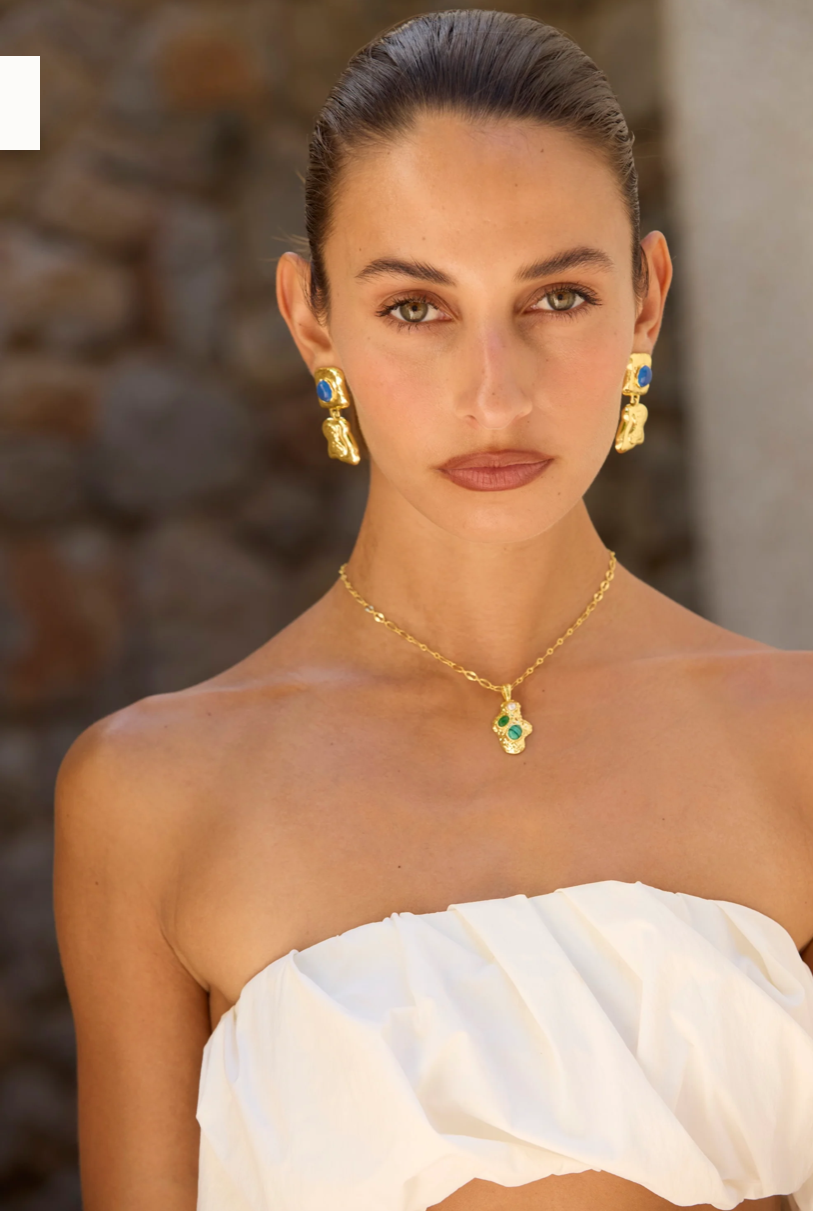 Federica Necklace Gold

Description
GOLDEN LAYERS • FUTURE KEEPSAKE
Softly sculptural and rich with meaning, Federica is designed to feel like something discovered - not just worn. A vintage-inspired chain leads to an organic, freeform pendant set with Green Jade, Malachite, and Freshwater Pearl, creating a piece that feels both grounded and elevated.