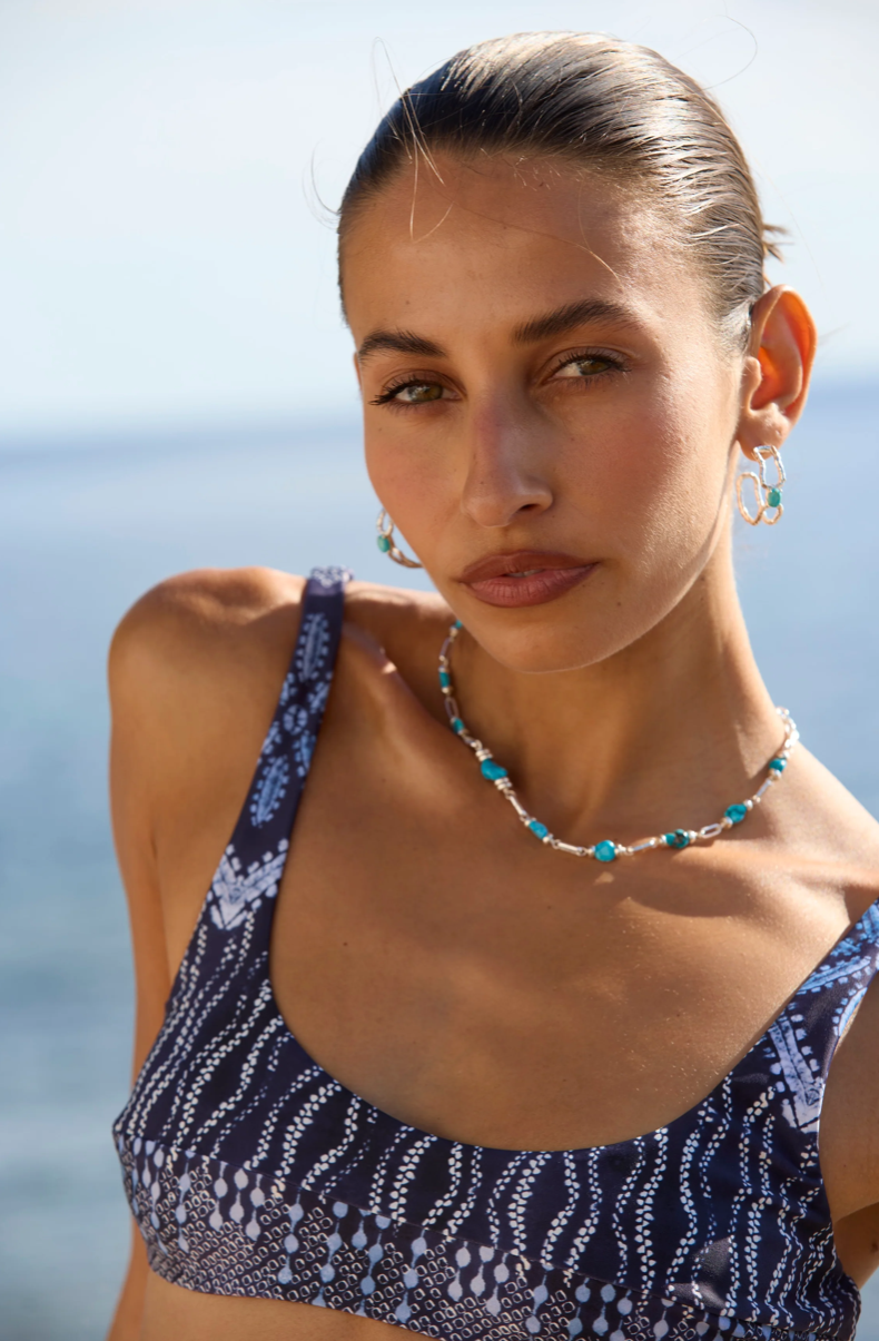 Sascha Earrings Silver - Mountain & Moon 

Description

ELEVATED ESSENTIALS • WEAR ON REPEAT

The Sascha Earrings bring sculptural sophistication to your everyday rotation. 
An organic, open double-hoop silhouette anchored by a vibrant Blue Mojave Turquoise gemstone at its centre - an unexpected focal point that feels both grounded and playful. Softly textured silver catches the light, adding dimension and a subtle vintage-inspired edge.