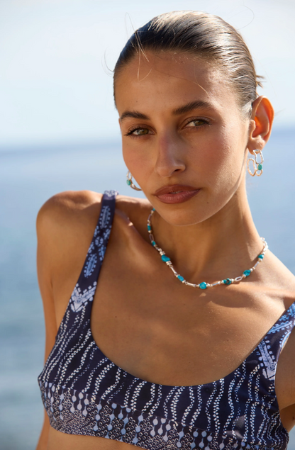 Sascha Earrings Silver - Mountain & Moon 

Description

ELEVATED ESSENTIALS • WEAR ON REPEAT

The Sascha Earrings bring sculptural sophistication to your everyday rotation. 
An organic, open double-hoop silhouette anchored by a vibrant Blue Mojave Turquoise gemstone at its centre - an unexpected focal point that feels both grounded and playful. Softly textured silver catches the light, adding dimension and a subtle vintage-inspired edge.