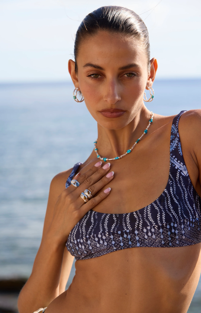 Sascha Earrings Silver - Mountain & Moon 

Description

ELEVATED ESSENTIALS • WEAR ON REPEAT

The Sascha Earrings bring sculptural sophistication to your everyday rotation. 
An organic, open double-hoop silhouette anchored by a vibrant Blue Mojave Turquoise gemstone at its centre - an unexpected focal point that feels both grounded and playful. Softly textured silver catches the light, adding dimension and a subtle vintage-inspired edge.