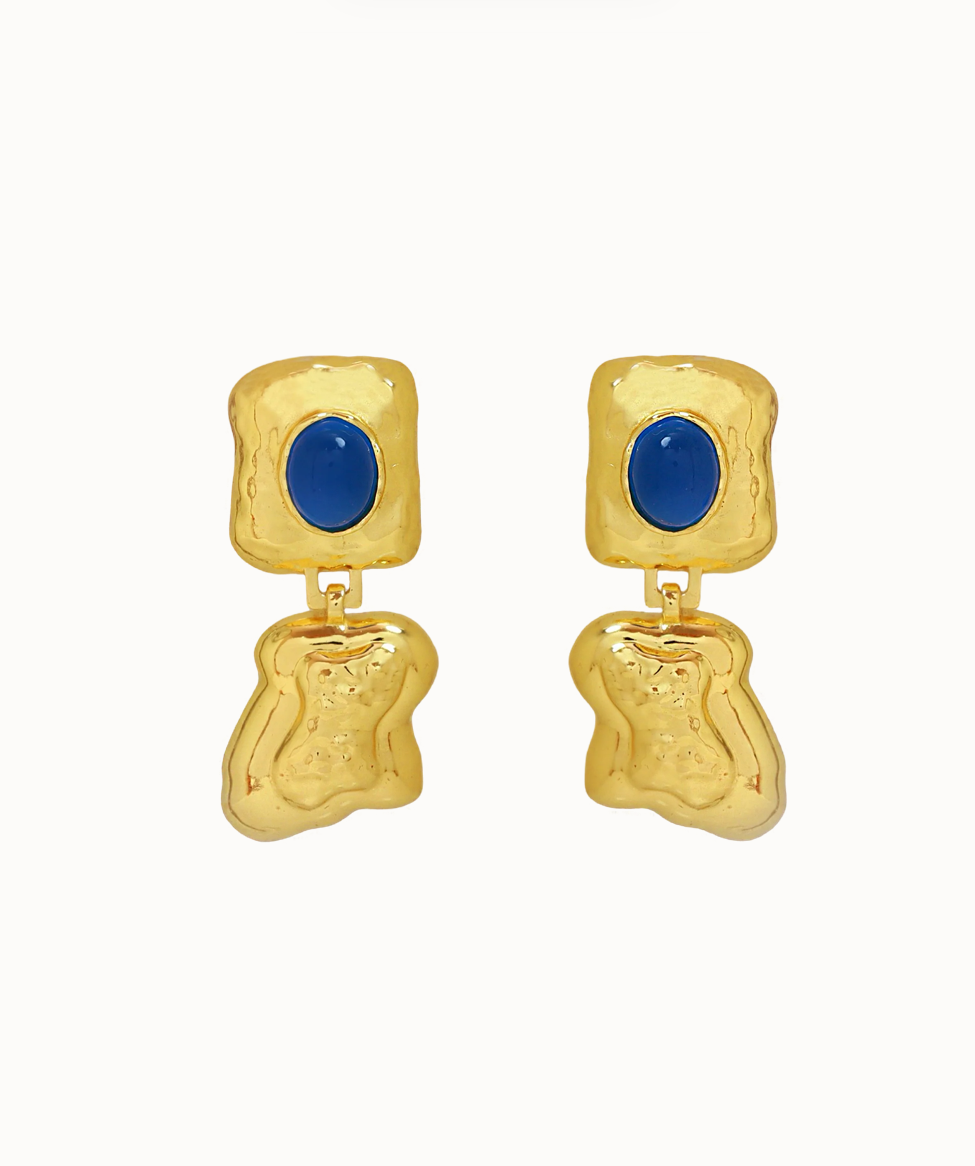 EFFORTLESS STATEMENT • EVERYDAY GO-TO

Meet Dominique - sculptural, refined and endlessly wearable.

Designed as part of the Dominique Elissa x Mountain & Moon collaboration, Features softly hammered gold paired with a vivid blue chalcedony gemstone. Organic lines, subtle texture and just enough colour to lift your look without trying too hard.

Smaller in length and lighter in feel, she’s the kind of earring that works with everything - and quietly becomes your go-to 