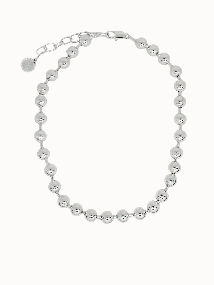 Sophie Necklace Silver - Mountain & Moon 

Description

Sophie is your foundation piece. A polished silver ball chain that sits close to the collarbone - simple in form, considered in wear, and the kind of necklace that makes everything else work better.

A core piece from the Odyssey collection - built for the woman who layers with purpose.

Micron 18K gold & sterling silver plating 
to premium jewellery standards