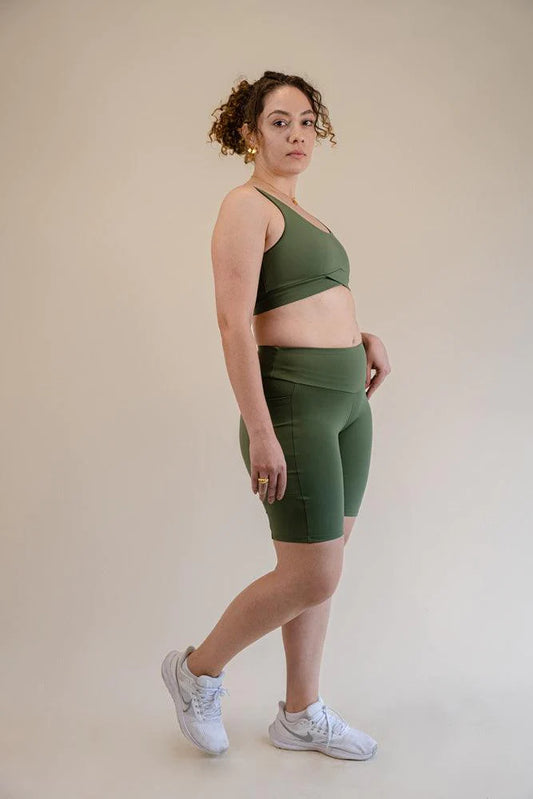 A vital addition to your activewear collection. Equipped with a double-layer high waistband, they offer superior support throughout your day, making them a perfect fit for intense workouts, cycling, or even relaxed, laid-back days.