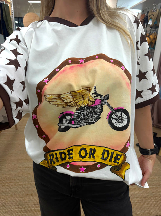 Ride or Die Tee -By Frankie

Add a pop of fun to your wardrobe with the Ride Or Die Tee in white. Soft, comfortable, and effortlessly stylish, this tee is perfect for casual days or weekend adventures.

Details:

100% cotton
Soft, breathable fabric
Crew neckline
Relaxed, slightly oversized fit
Stars on sleeves for a vibey touch
Easy to layer or wear on its own
Works with denim, bike shorts, or trackies