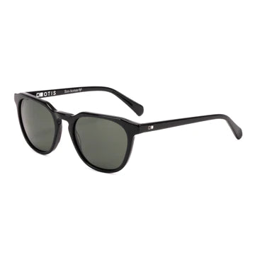 Step from the style house onto the sand. Pursuit blends catwalk grace with a relaxed coastal mood to create something that’s at once stylish and timeless. Made with certified biodegradable Eco-Acetate, the large frame adds extra sun coverage with assured self-expression. Mens sunglasses by OTIS.