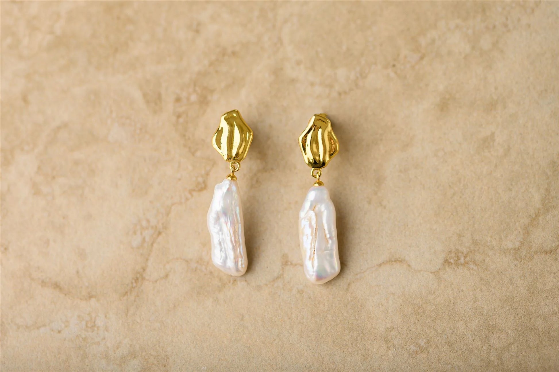 Introducing Avery, the perfect accessory for those who love to make a statement! These gorgeous baroque pearl earrings will add a touch of elegance and sophistication to any outfit. Stand out from the crowd with these unique and eye-catching earrings.

18Kt Gold Plated Sterling Silver 
Pure Baroque Pearl
Lead,Nickel & Tarnish Free
Hypoallergenic
Waterproof
Dimensions:

Pearl | 23mm