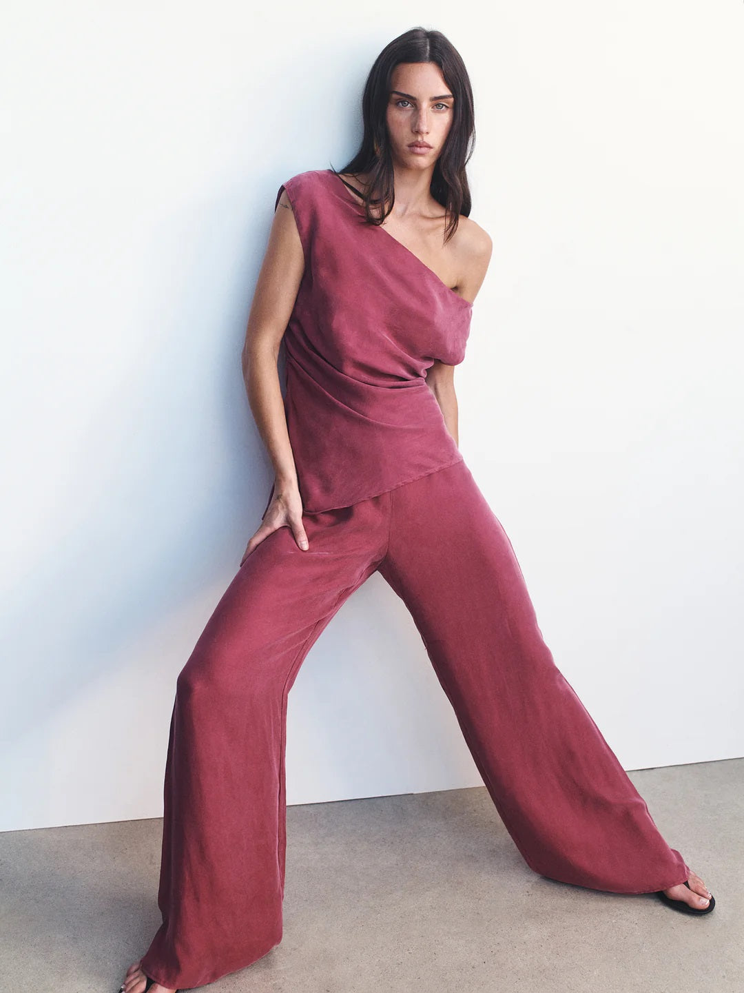 Tailored ease meets everyday elegance.

The Aeris Pant by Ownley is a mid to high-rise style crafted from soft cupro fabric, designed to drape effortlessly over the body. It features a wide-leg silhouette for a relaxed yet elevated look, complemented by a gently elasticated waistband for added comfort. A discreet side-seam invisible zipper keeps the finish clean and streamlined. Pair it with the Iris Halter for a refined matching set.