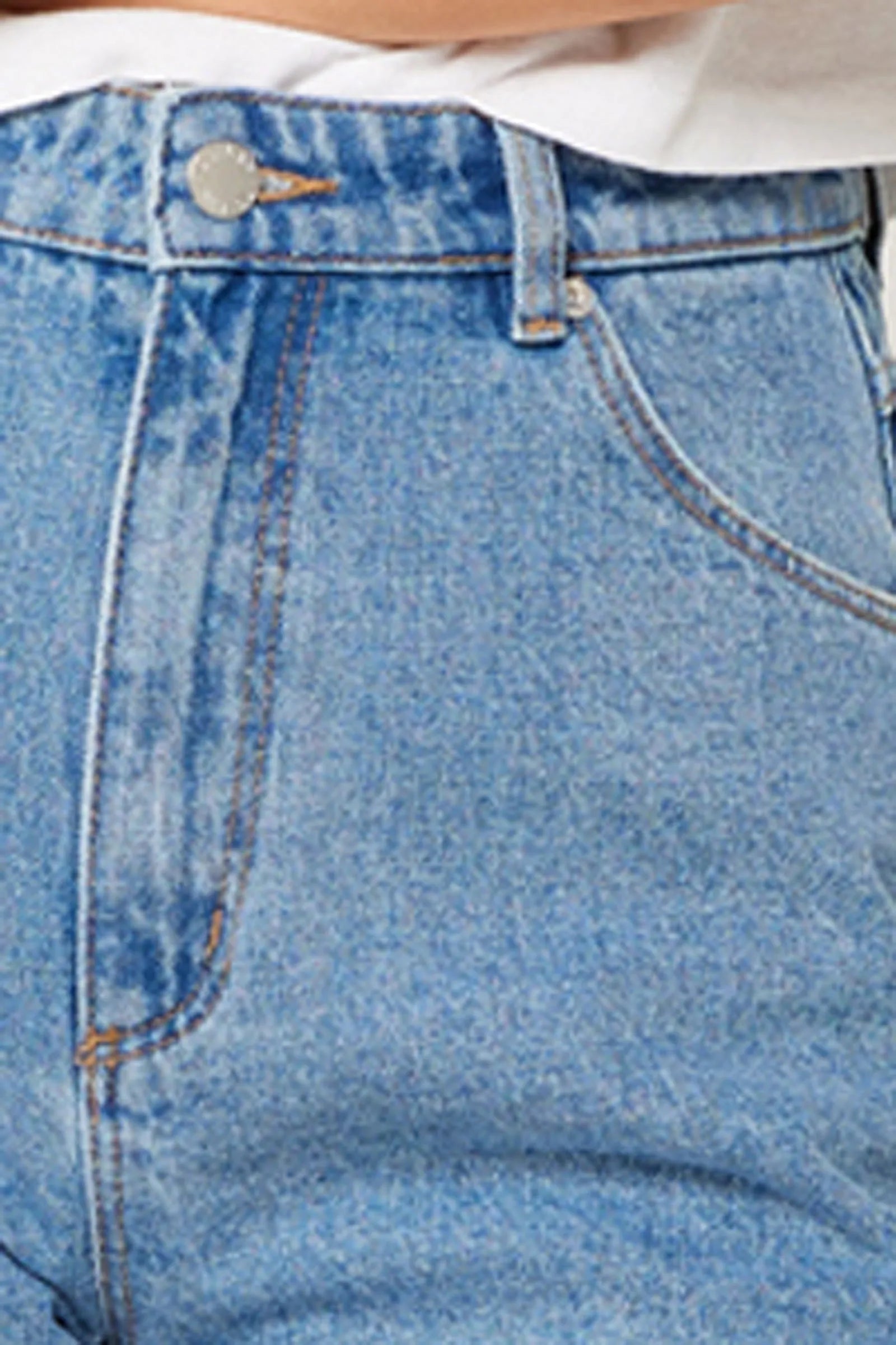 The denim short that keeps things effortlessly cool, every single time.

Meet the Rolla’s Mirage Short – Jenna, your easy, throw-on-and-go staple for laid-back days that still look put together. With a high rise and relaxed fit through the leg, these shorts strike that perfect balance between structured and effortless. The modest length adds comfort and coverage, making them an everyday favourite you won’t overthink.