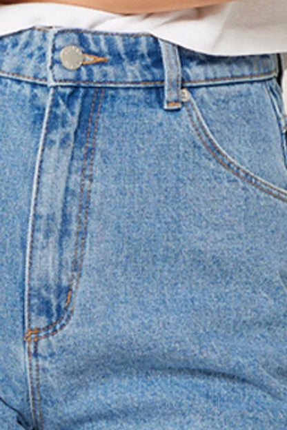 The denim short that keeps things effortlessly cool, every single time.

Meet the Rolla’s Mirage Short – Jenna, your easy, throw-on-and-go staple for laid-back days that still look put together. With a high rise and relaxed fit through the leg, these shorts strike that perfect balance between structured and effortless. The modest length adds comfort and coverage, making them an everyday favourite you won’t overthink.