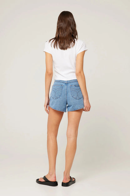 The denim short that keeps things effortlessly cool, every single time.

Meet the Rolla’s Mirage Short – Jenna, your easy, throw-on-and-go staple for laid-back days that still look put together. With a high rise and relaxed fit through the leg, these shorts strike that perfect balance between structured and effortless. The modest length adds comfort and coverage, making them an everyday favourite you won’t overthink.