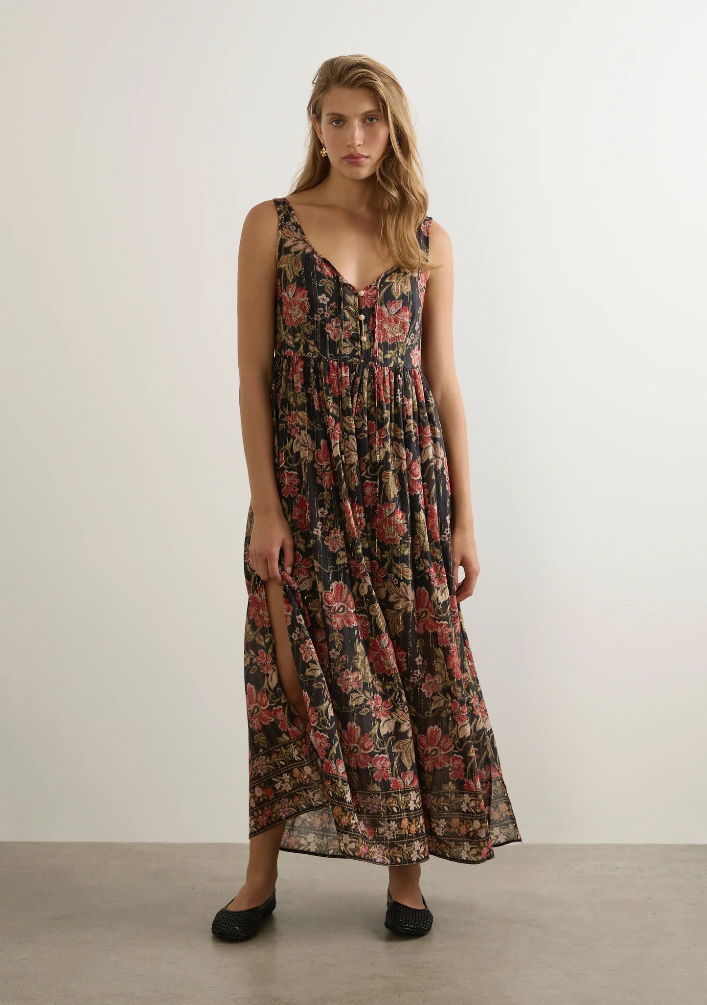 Sunset plans, sorted, this is the maxi that does it all.

Meet the Auguste The Label Beachside Maxi Dress in the striking Vesper Floral, a black-based beauty reimagined with bold border print detailing and subtle gold lurex woven through the fabric for that soft, sun-catching shimmer. It’s no surprise this is an Auguste best-seller, this one just&nbsp;gets warm-weather dressing.