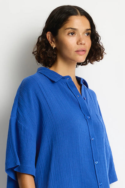 Your go-to for beachside cool.

Meet the Sea Level Sunset Aloha Shirt in Amalfi Blue, your ultimate wear-anywhere piece for effortless style from sand to sunset. Perfect layered over your favourite swim or styled solo for polished resort chic, this shirt brings comfort, versatility, and breezy sophistication to every look.