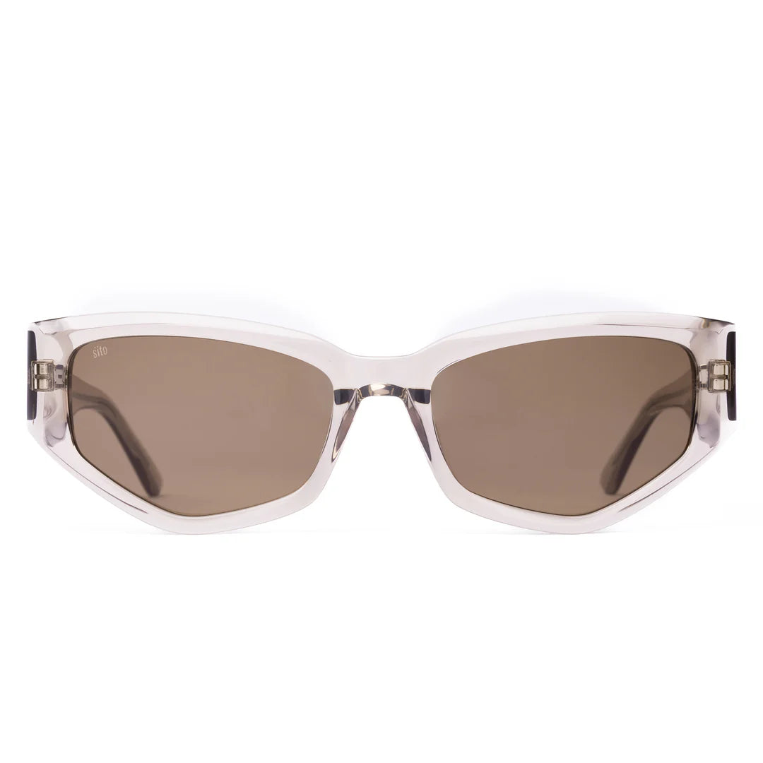 Unleash your inner gem with the Diamond frame! Geometric angles along the base create a stunning diamond-like effect, while beveled edges add an elevated touch. Embrace edgy sophistication with a twist of geometric flair.

Diamond’s medium to large style fit captures the essence of bold elegance enhancing oval, square, and heart-shaped faces.