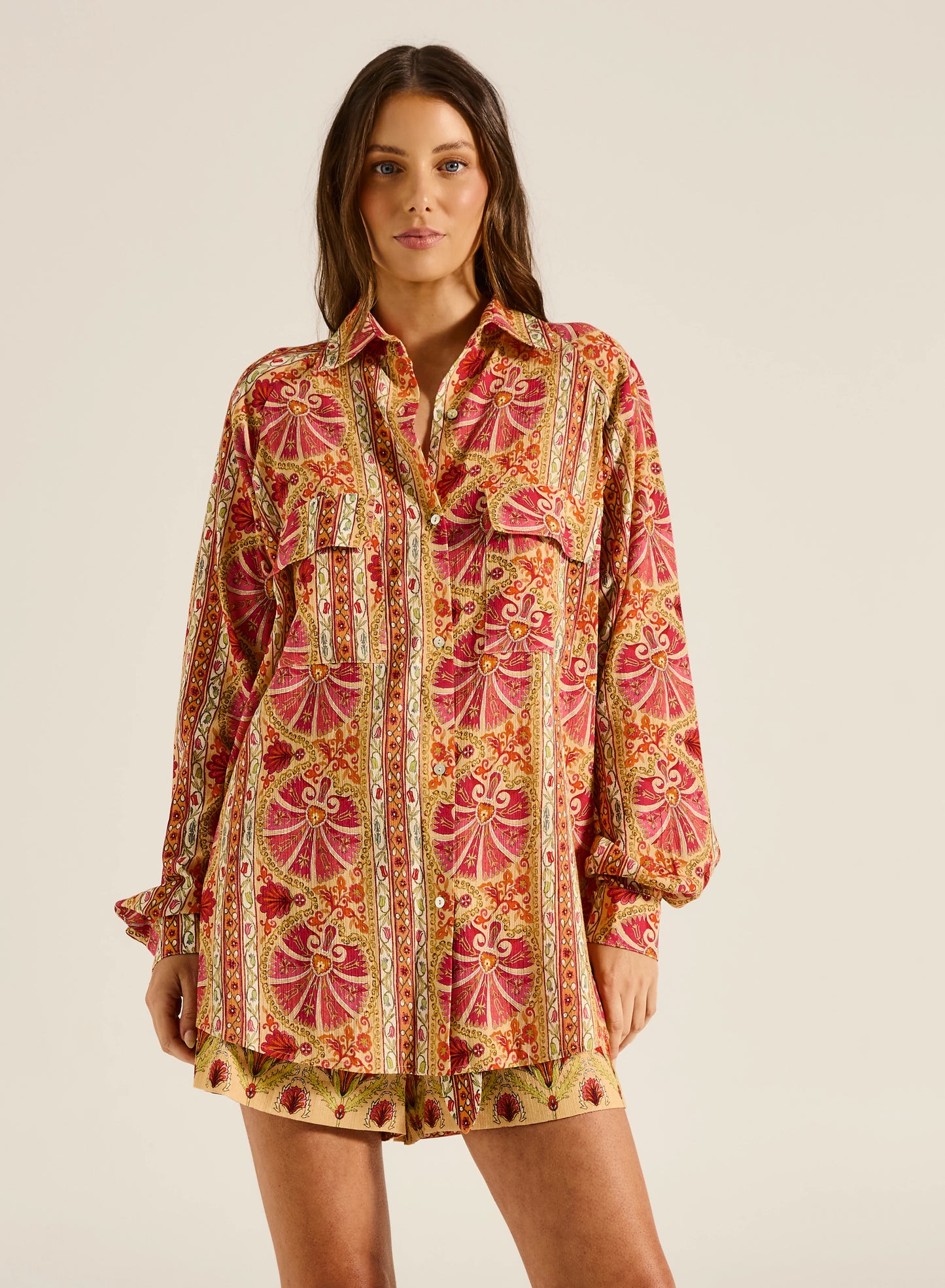 Effortless style, every day.

Meet the Rosselini Aura Shirt&nbsp;by Tigerlilly, your go-to for laid-back, polished vibes without even trying. Designed with a subtly oversized fit and relaxed raglan sleeves, this shirt feels as good as it looks, offering comfort and versatility in equal measure.
