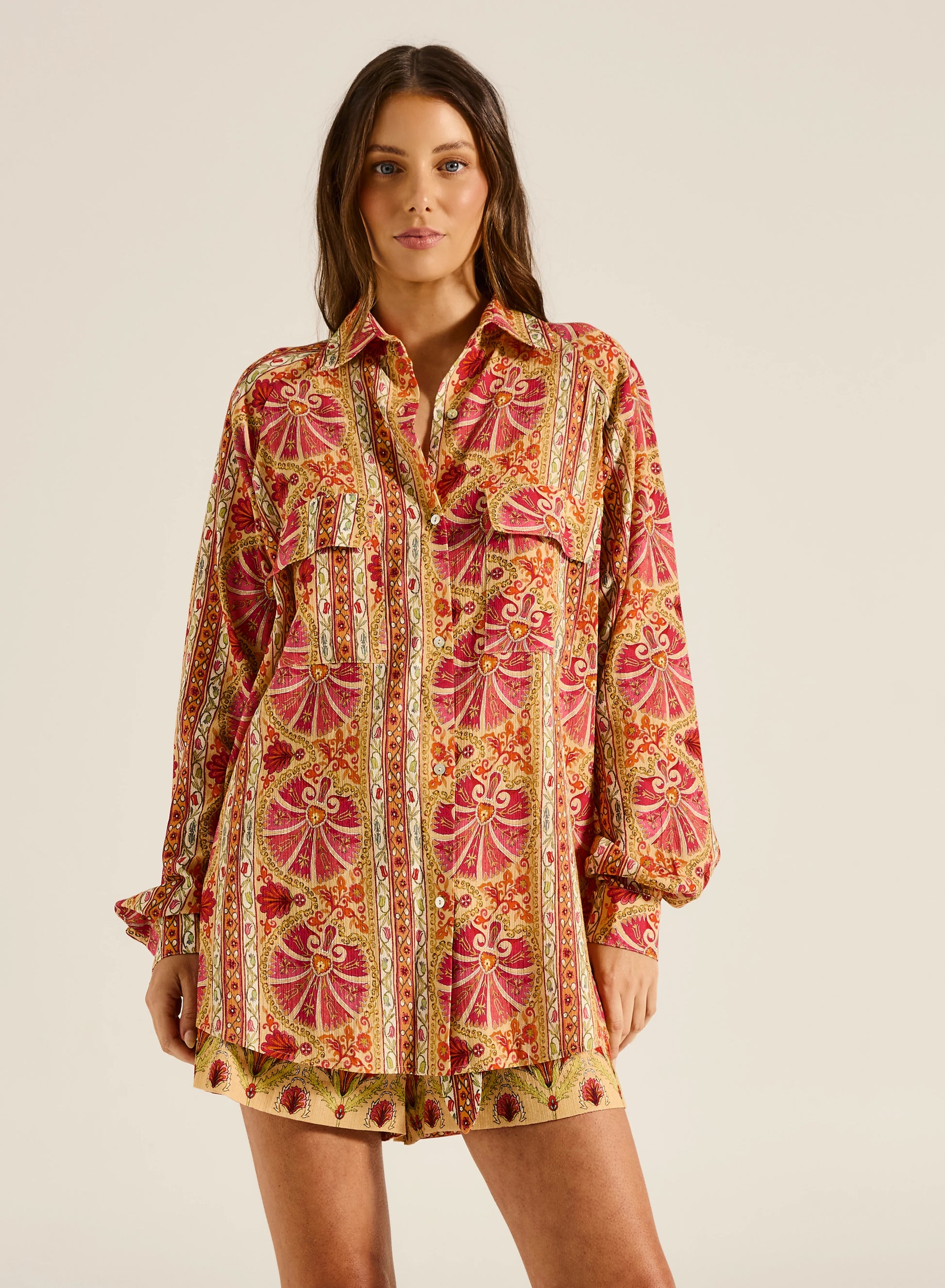 Effortless style, every day.

Meet the Rosselini Aura Shirt&nbsp;by Tigerlilly, your go-to for laid-back, polished vibes without even trying. Designed with a subtly oversized fit and relaxed raglan sleeves, this shirt feels as good as it looks, offering comfort and versatility in equal measure.