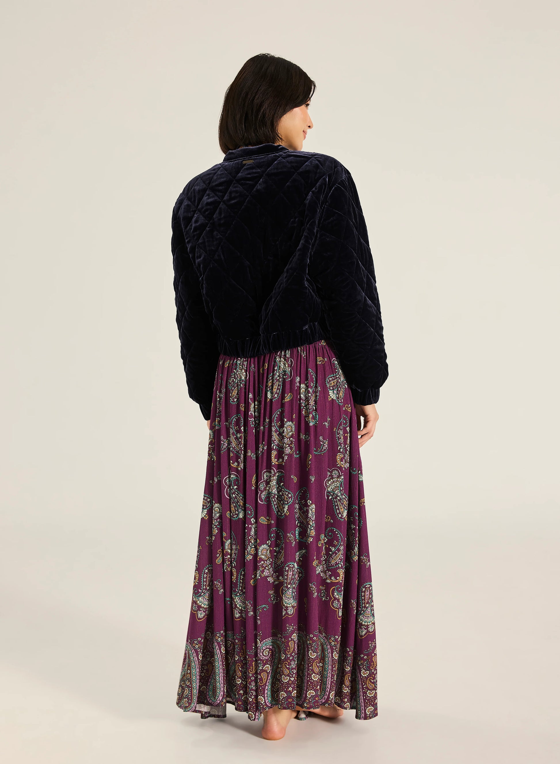Paraiso Malina Maxi Skirt - Wine
Tigerlily

Step into effortless elegance with the Malina Maxi Skirt. Crafted from a luxe viscose fabrication with subtle gold lurex stripe detailing, it features a comfortable shirred waistband and a self-tie finished with gold bead accents. A timeless addition to your wardrobe, this piece makes a refined yet striking impression.