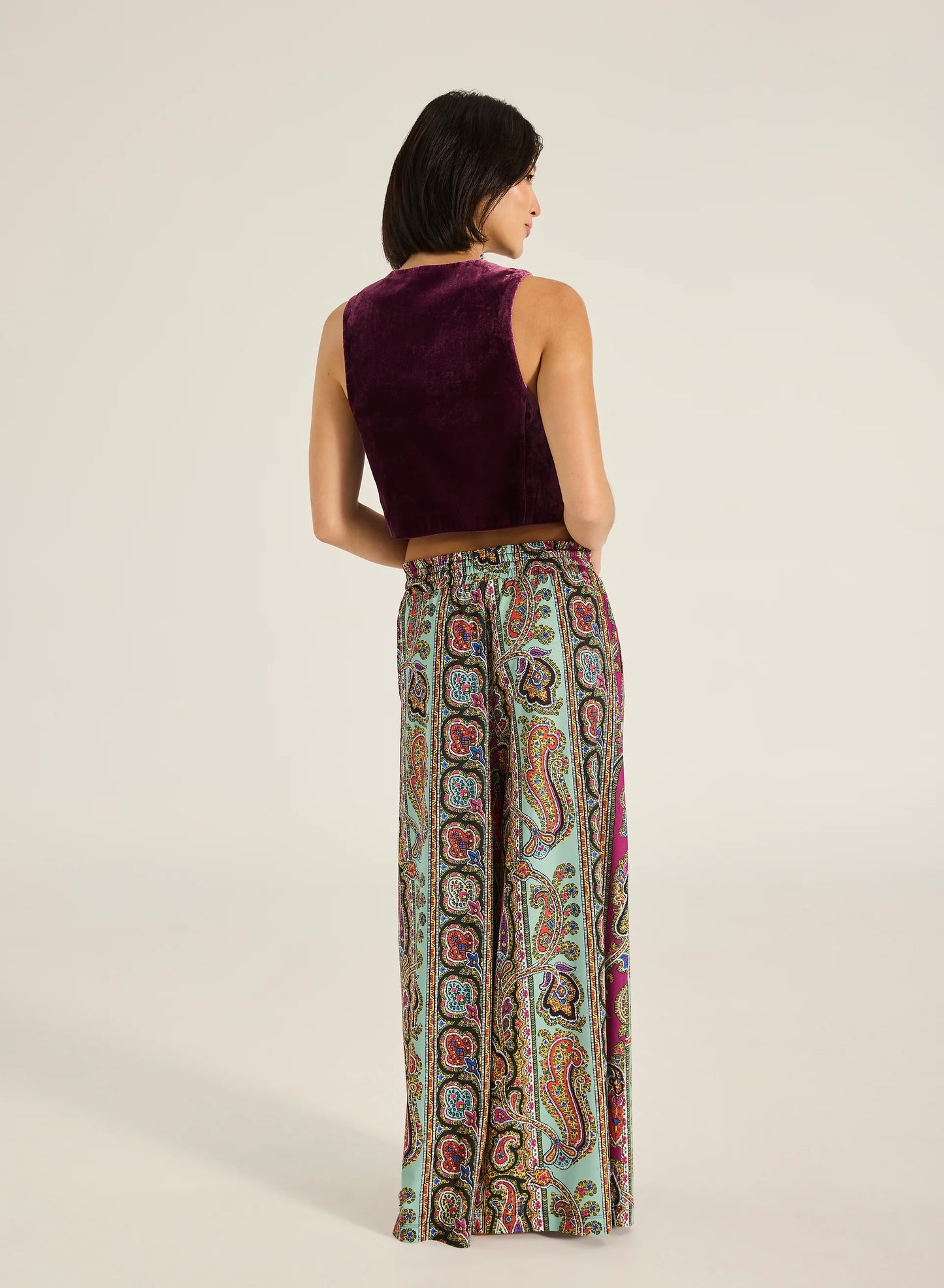 Step into style with the Valentina Pant, a wide- leg palazzo design featuring a charming ruffle edge and a drawstring finish. With convenient side slash pockets, these versatile pants can be worn as a statement style or as luxe over- swim.